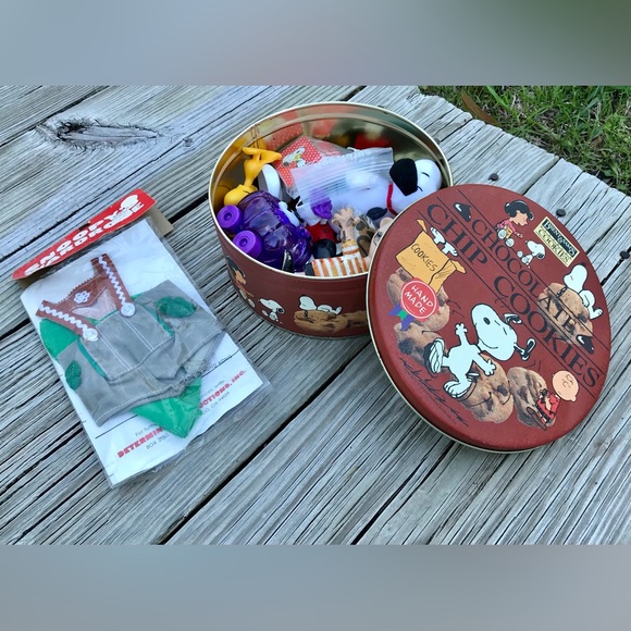 Lot Vintage PEANUTS Snoopy Charlie Brown & Gang Toys Figures Tin Outfit 50s 60s - Picture 1 of 13